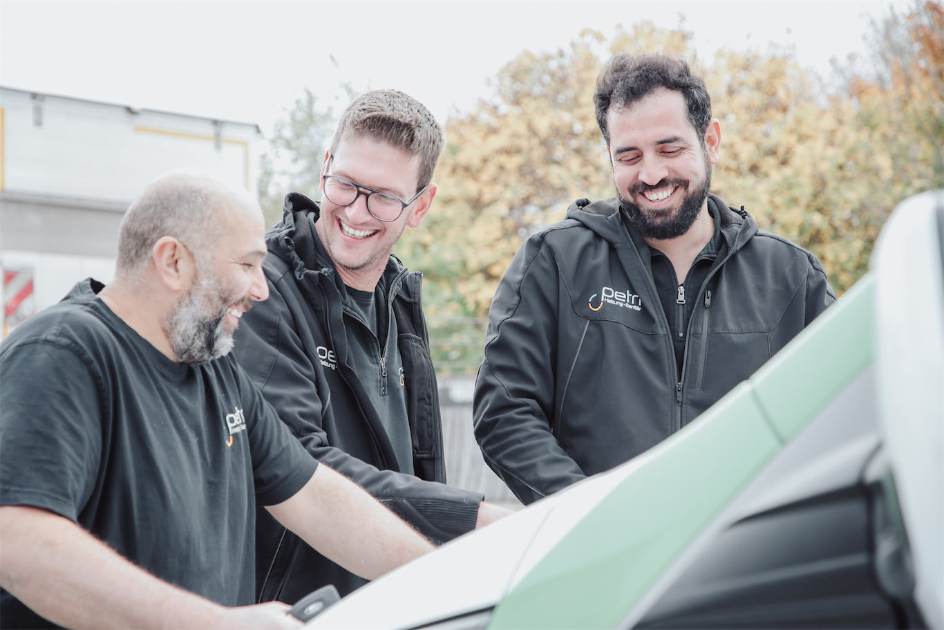 Mitarbeitende von Petri Heizung & Sanitär in Mühlheim am Main im Gespräch – zeigt Engagement, Teamgeist und Kompetenz.