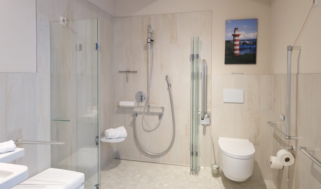 Modernes barrierefreies Badezimmer mit bodengleicher Dusche, Haltegriffen und seniorengerechtem Design für sicheres Wohnen im Alter. Petri Heizung & Sanitär, Mühlheim am Main. Quelle: Geberit