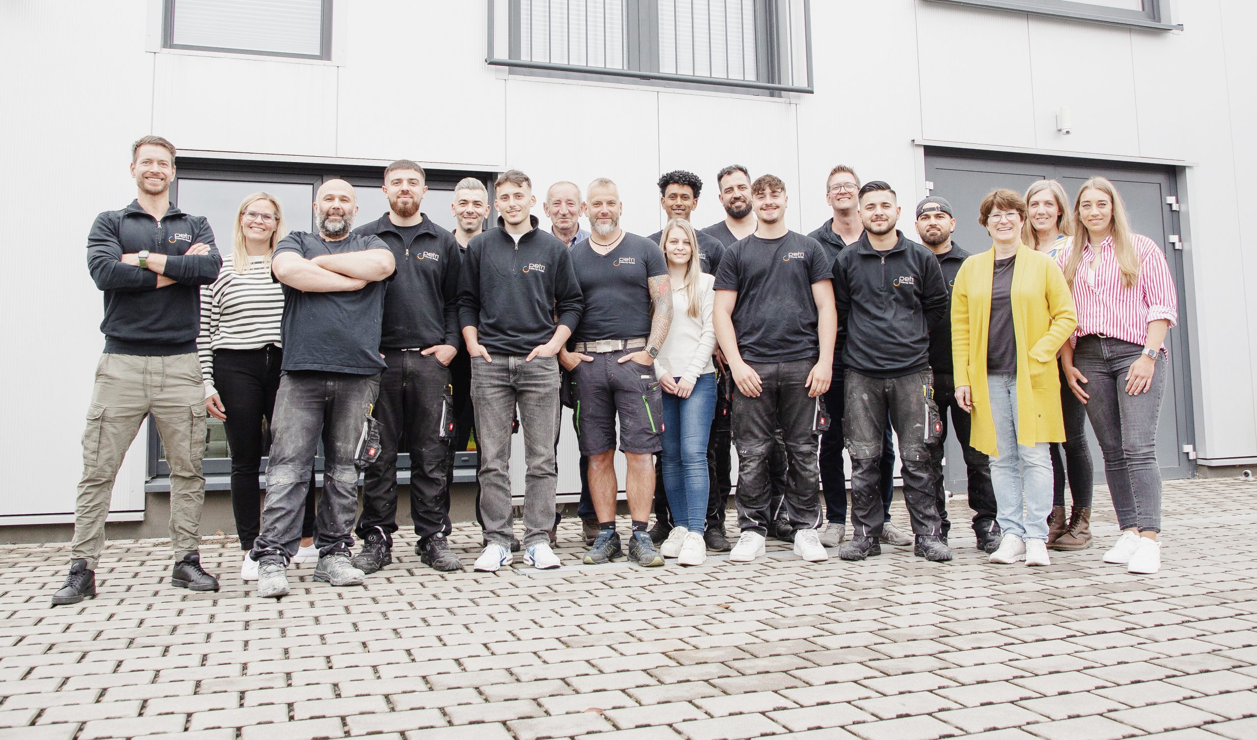 Mitarbeiter:innen der Petri Heizung & Sanitär GmbH in Mühlheim am Main posieren gemeinsam für ein Teamfoto, zeigen Teamgeist und Professionalität. Petri Heizung & Sanitär, Mühlheim am Main