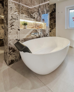 Modernes Badezimmer mit sandfarbenen Fliesen und braunen Marmorfliesen, Doppel-Aufsatzwaschbecken mit Chrom-Armaturen, freistehender Badewanne und barrierefreier Dusche mit Regenduschsystem für stilvolles, funktionales Design. Petri Heizung &amp; Sanitär, Mühlheim am Main