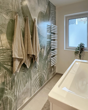 Modernes Badezimmer mit bodentiefer Dusche mit Regenduschsystem, Doppelwaschbecken mit Spiegel und Chrom-Armaturen, sandfarbenen Fliesen und beige/braune Wandfliesen in Marmoroptik. Petri Heizung &amp; Sanitär, Mühlheim am Main