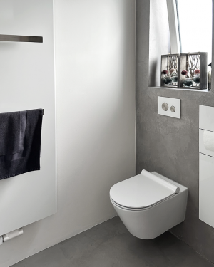 Badezimmer in Betonoptik mit Holzfliesenboden, barrierefreier Dusche mit Regenduschsystem, altersgerechten Sitzmöglichkeiten und Aufsatz-Waschbecken mit Holz-Waschtischunterschrank für stilvolles, funktionales Design. Petri Heizung &amp; Sanitär, Mühlheim am Main