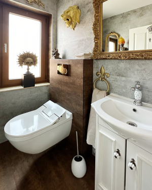 Außergewöhnliches Bad im Rokoko-Stil mit goldenen Armaturen und Dusch-WC – stilvolles, luxuriöses Design. Petri Heizung &amp; Sanitär, Mühlheim am Main