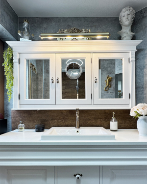 Außergewöhnliches Bad im Rokoko-Stil mit goldenen Armaturen und Dusch-WC – stilvolles, luxuriöses Design. Petri Heizung &amp; Sanitär, Mühlheim am Main