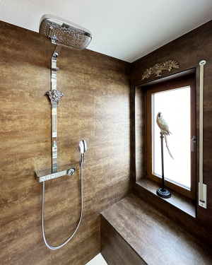 Außergewöhnliches Bad im Rokoko-Stil mit goldenen Armaturen und Dusch-WC – stilvolles, luxuriöses Design. Petri Heizung &amp; Sanitär, Mühlheim am Main