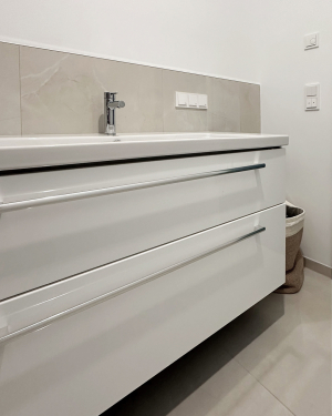 Helles Badezimmer mit barrierefreier Dusche, Toilette, Waschtisch mit Chrom-Armatur und modernen Sanitärinstallationen, elegantes und funktionales Design. Petri Heizung &amp; Sanitär, Mühlheim am Main.