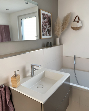 Modern, hell und funktional. Badezimmer mit Bodenfliesen in Holzoptik und sandfarbenen Wandfliesen, Wandheizung, erhöhter Dusche, Waschtisch mit Armatur, Spiegel und zeitlosen Sanitärinstallationen, elegantes und funktionales Design in Naturtönen. Petri Heizung &amp; Sanitär, Mühlheim am Main