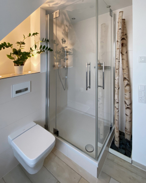 Modern, hell und funktional. Badezimmer mit Bodenfliesen in Holzoptik und sandfarbenen Wandfliesen, Wandheizung, erhöhter Dusche, Waschtisch mit Armatur, Spiegel und zeitlosen Sanitärinstallationen, elegantes und funktionales Design in Naturtönen. Petri Heizung &amp; Sanitär, Mühlheim am Main