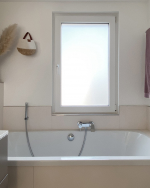 Modern, hell und funktional. Badezimmer mit Bodenfliesen in Holzoptik und sandfarbenen Wandfliesen, Wandheizung, erhöhter Dusche, Waschtisch mit Armatur, Spiegel und zeitlosen Sanitärinstallationen, elegantes und funktionales Design in Naturtönen. Petri Heizung &amp; Sanitär, Mühlheim am Main