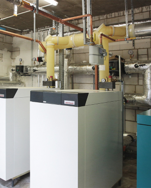 Blockheizkraftwerk (BHKW) von Kraftwerk, das Strom- und Wärmeerzeugung in einem System kombiniert für maximale Energieeffizienz und nachhaltige Versorgung, installiert von Petri Heizung &amp; Sanitär in Mühlheim am Main.