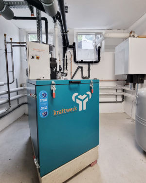 Blockheizkraftwerk (BHKW) von Kraftwerk, das Strom- und Wärmeerzeugung in einem System kombiniert für maximale Energieeffizienz und nachhaltige Versorgung, installiert von Petri Heizung &amp; Sanitär in Mühlheim am Main.