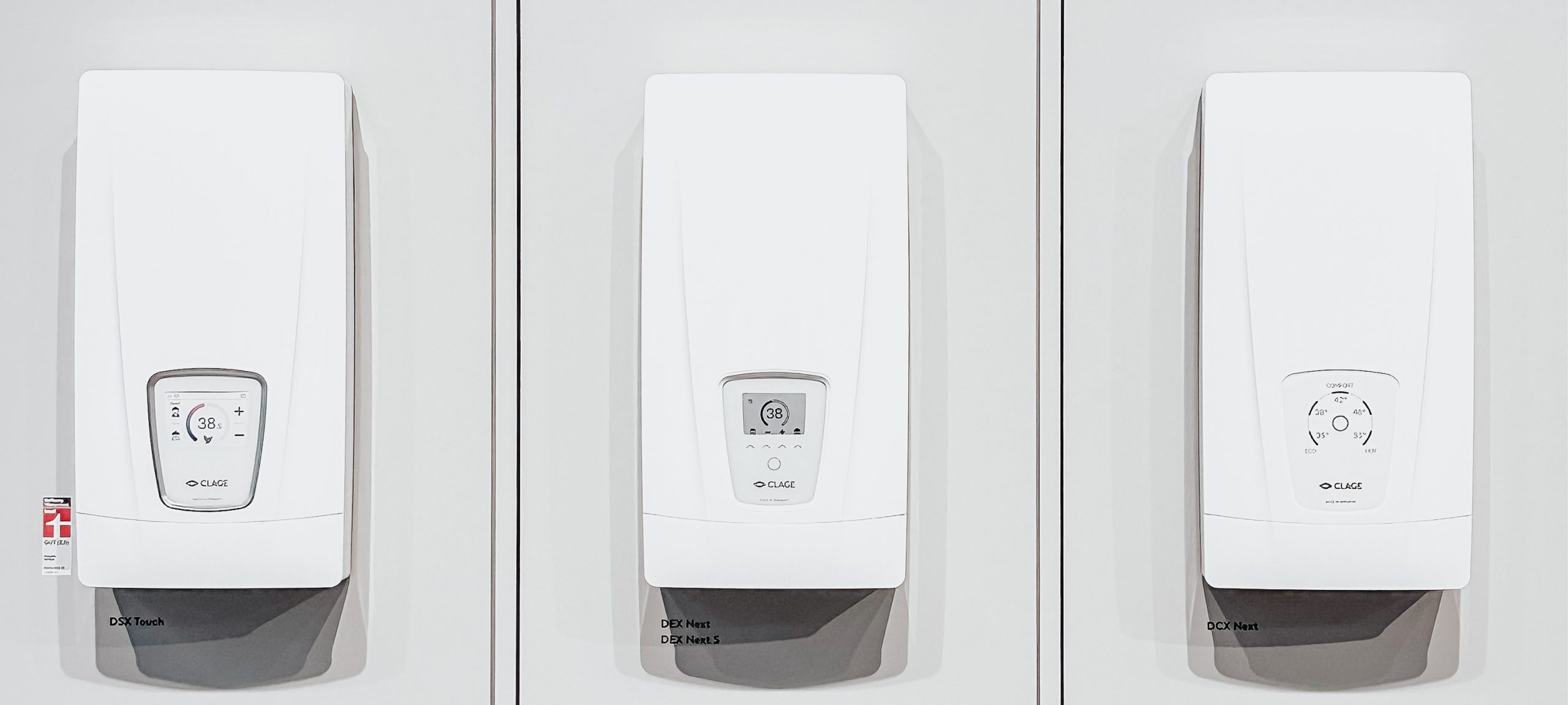 Drei moderne CLAGE E-Durchlauferhitzer unterschiedlicher Größe, nebeneinander montiert, zur bedarfsgerechten Warmwasserbereitung in Bad oder Küche. Petri Heizung & Sanitär, Mühlheim am Main