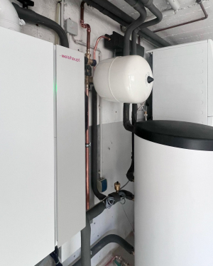 Gasheizung von Weishaupt für effiziente und zuverlässige Wärmeerzeugung im modernen Zuhause, energieeffizient und leistungsstark, installiert von Petri Heizung &amp; Sanitär GmbH in Mühlheim am Main.