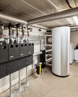 Gasheizung von Weishaupt für effiziente und zuverlässige Wärmeerzeugung im modernen Zuhause, energieeffizient und leistungsstark, installiert von Petri Heizung &amp; Sanitär GmbH in Mühlheim am Main.