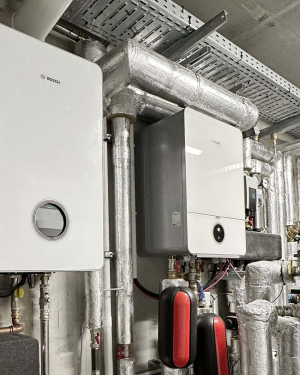 Bosch Hybridheizung für effiziente Heizwärme und Warmwasser, energie- und kostensparend, förderungsfähig, installiert von Petri Heizung &amp; Sanitär GmbH in Mühlheim am Main.