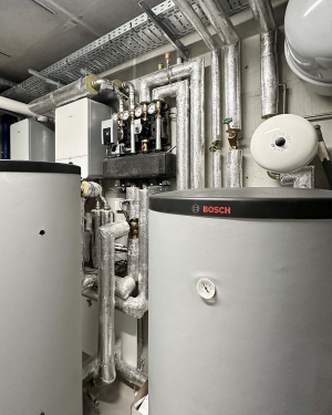 Bosch Hybridheizung für effiziente Heizwärme und Warmwasser, energie- und kostensparend, förderungsfähig, installiert von Petri Heizung &amp; Sanitär GmbH in Mühlheim am Main.