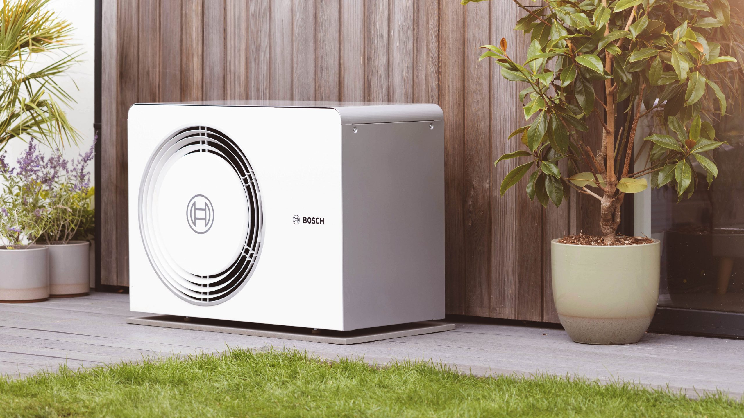 Illustration Förderung – stilisiert Heizungs- und Wärmepumpentechnik mit Fördersymbolen, symbolisiert staatliche Zuschüsse für energieeffiziente Haustechnik. Petri Heizung & Sanitär in Mühlheim am Main