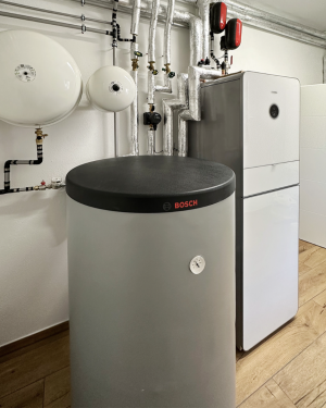 Wärmepumpe von Bosch für energieeffiziente Heizwärme und warmes Wasser, umweltfreundlich, förderungsfähig und ideal für modernes Wohnen, installiert von Petri Heizung &amp; Sanitär in Mühlheim am Main.