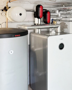 Wärmepumpe von Bosch für energieeffiziente Heizwärme und warmes Wasser, umweltfreundlich, förderungsfähig und ideal für modernes Wohnen, installiert von Petri Heizung &amp; Sanitär in Mühlheim am Main.