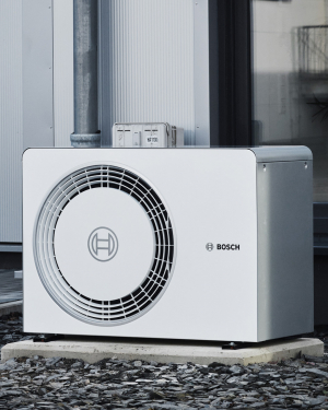 Wärmepumpe von Bosch für energieeffiziente Heizwärme und warmes Wasser, umweltfreundlich, förderungsfähig und ideal für modernes Wohnen, installiert von Petri Heizung &amp; Sanitär in Mühlheim am Main.