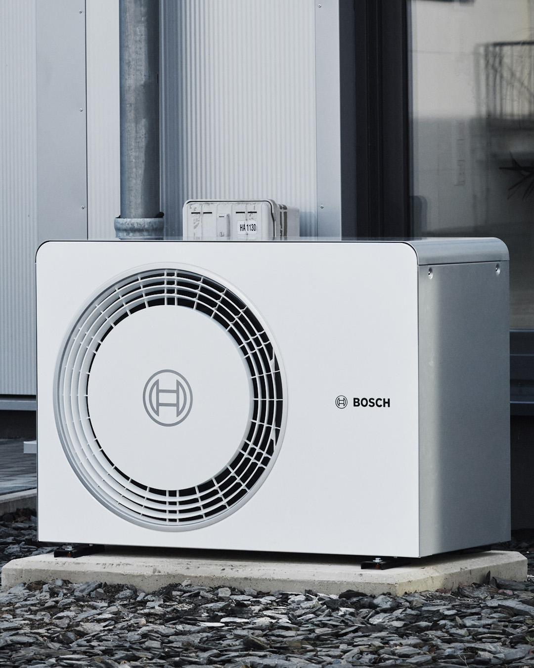 Wärmepumpe von Bosch für energieeffiziente Heizwärme und warmes Wasser, umweltfreundlich, förderungsfähig und ideal für modernes Wohnen, installiert von Petri Heizung & Sanitär in Mühlheim am Main.