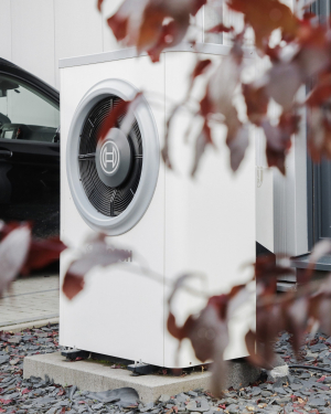 Wärmepumpe von Bosch für energieeffiziente Heizwärme und warmes Wasser, umweltfreundlich, förderungsfähig und ideal für modernes Wohnen, installiert von Petri Heizung &amp; Sanitär in Mühlheim am Main.