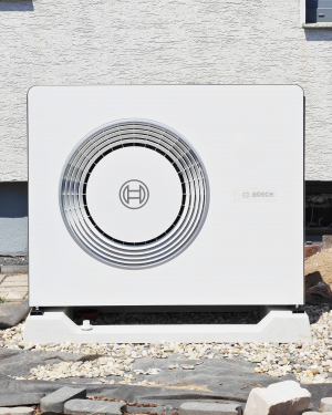Wärmepumpe von Bosch für energieeffiziente Heizwärme und warmes Wasser, umweltfreundlich, förderungsfähig und ideal für modernes Wohnen, installiert von Petri Heizung &amp; Sanitär in Mühlheim am Main.