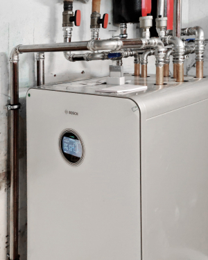 Wärmepumpe von Bosch für energieeffiziente Heizwärme und warmes Wasser, umweltfreundlich, förderungsfähig und ideal für modernes Wohnen, installiert von Petri Heizung &amp; Sanitär in Mühlheim am Main.