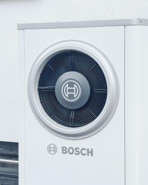 Wärmepumpe von Bosch für energieeffiziente Heizwärme und warmes Wasser, umweltfreundlich, förderungsfähig und ideal für modernes Wohnen, installiert von Petri Heizung &amp; Sanitär in Mühlheim am Main.