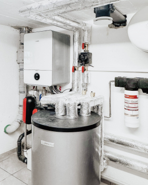 Wärmepumpe von Bosch für energieeffiziente Heizwärme und warmes Wasser, umweltfreundlich, förderungsfähig und ideal für modernes Wohnen, installiert von Petri Heizung &amp; Sanitär in Mühlheim am Main.