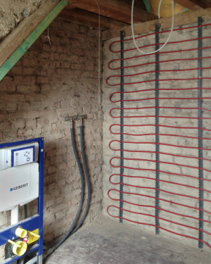 Moderne Wandheizungen mit effizienter Heizleistung und elegantem Design, die wohlige Wärme spenden, Platz sparen und in jedes Badezimmer oder Wohnkonzept passen, installiert von Petri Heizung &amp; Sanitär GmbH in Mühlheim am Main.