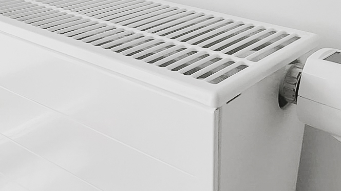 Weißer Wandheizkörper von Kermi, installiert durch Petri Heizung & Sanitär in Mühlheim am Main – modernes, elegantes und funktionales Raumdesign.