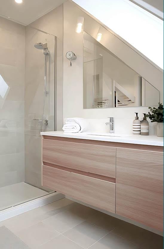 Modernes Badezimmer unter der Dachschräge mit Holz-Waschtisch und bodengleicher Dusche